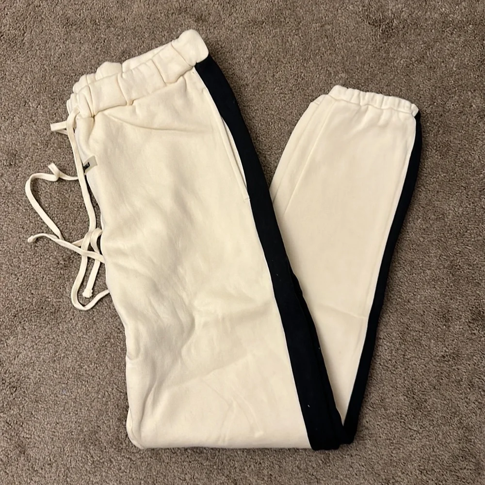 Essentials 🤎 - Picture 2 of 6